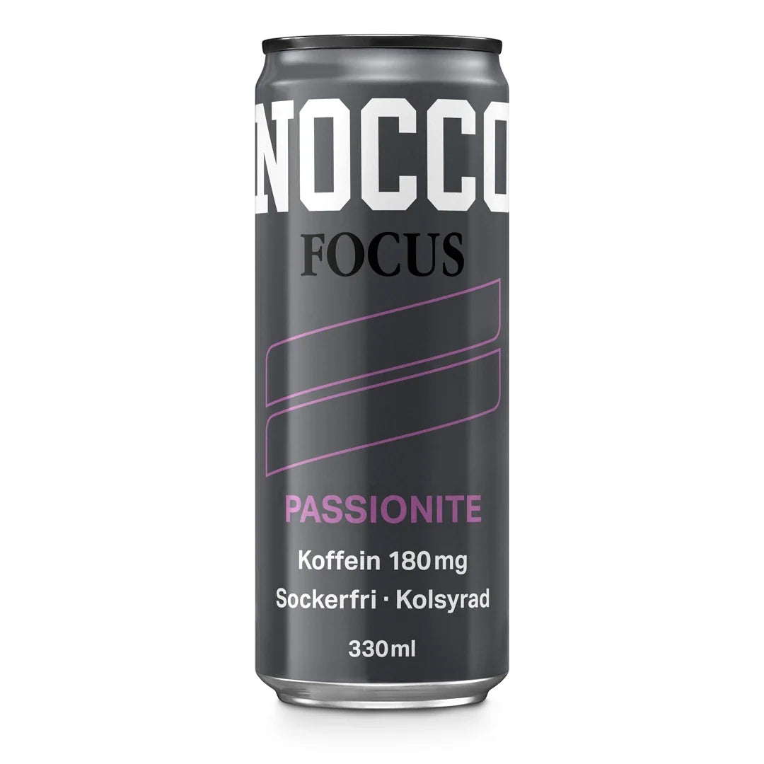 NOCCO FOCUS 330 ml sockerfri energidryck i en svart burk med lila detaljer för smaken Passionite.