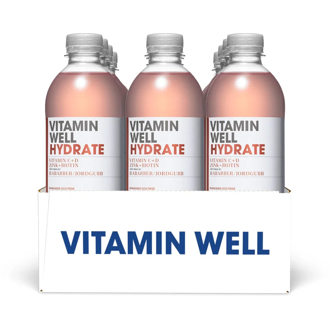 12 x Vitamin Well 500 ml Hydrate Rabarber Jordgubb i en vit kartong med plastflaskor fyllda med rosa dryck.