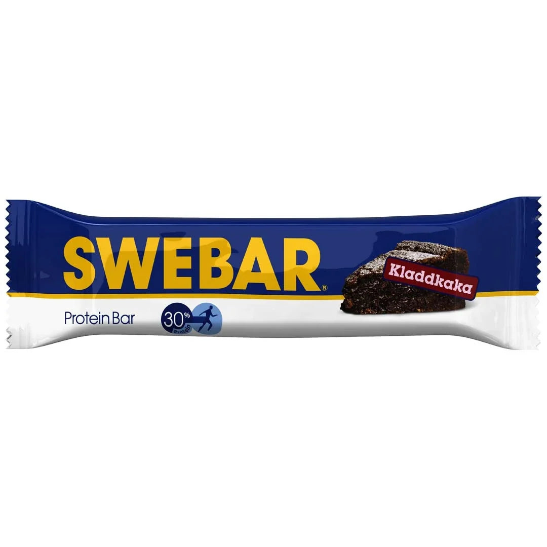 Dalblads Swebar 55 g proteinbar i en blå och vit förpackning för smaken Kladdkaka., bild 1 av 6