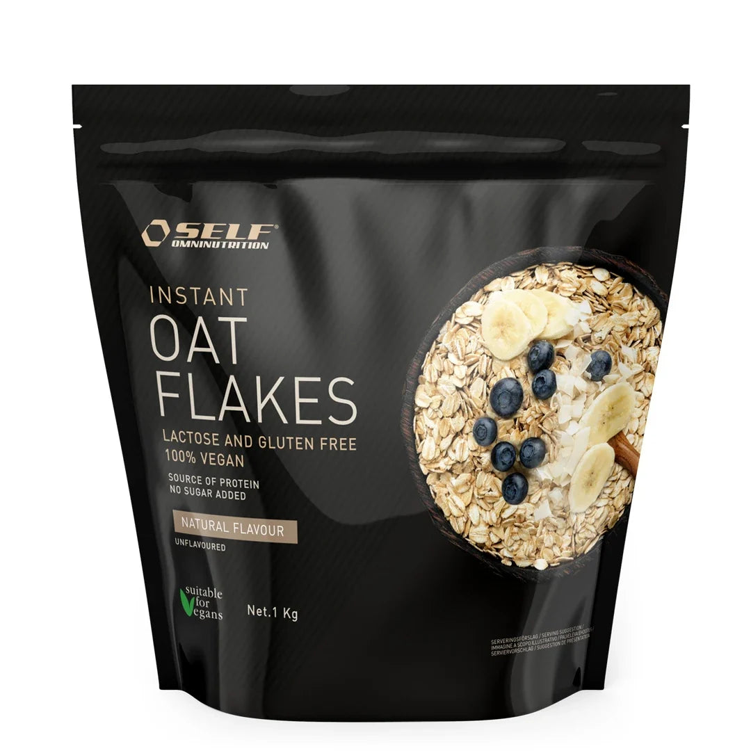 Self Omninutrition Instant Oat Flakes 1 kg förpackad i en svart påse med motiv av en skål havregryn och bär., bild 1 av 1