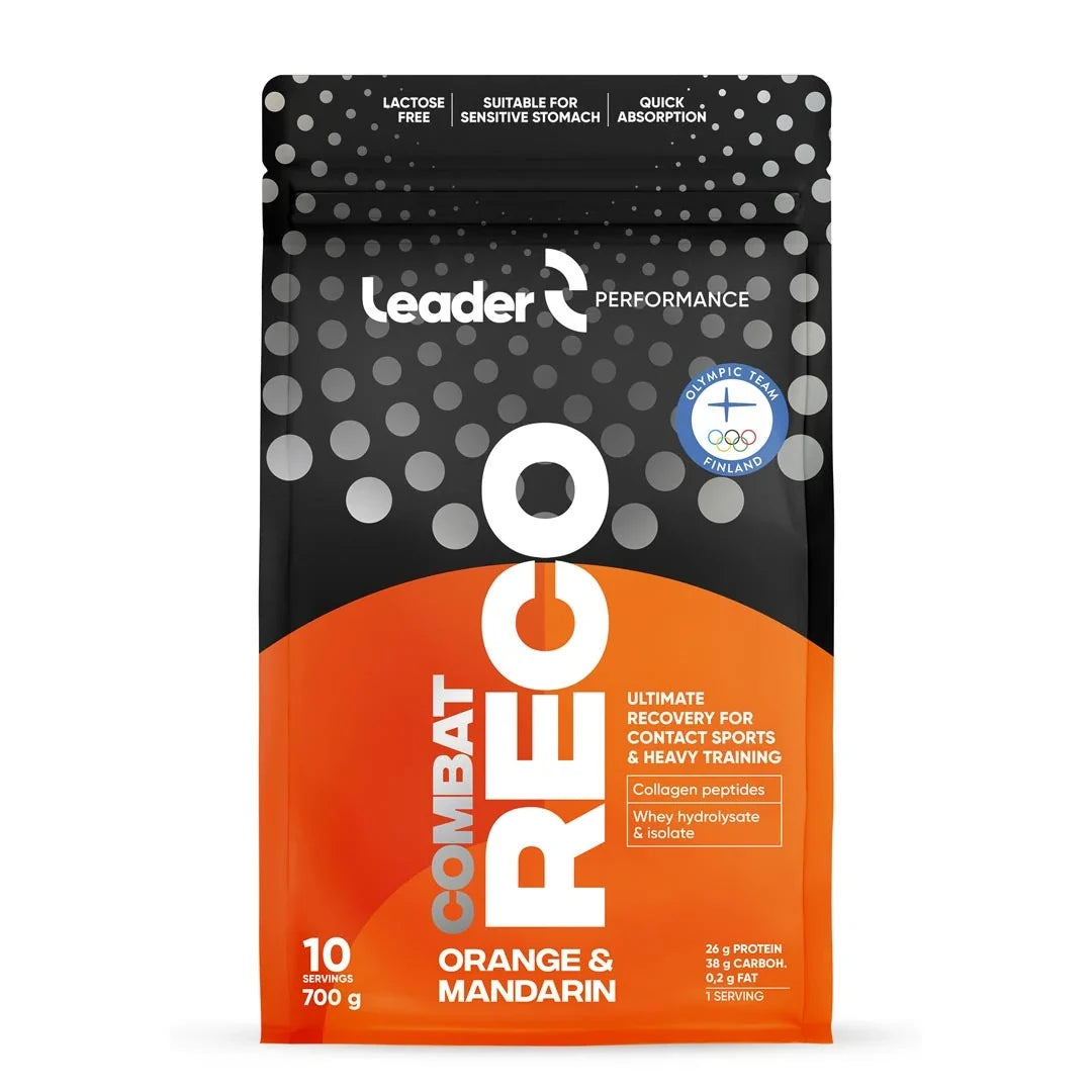 Leader Performance Combat Reco 700 g gainer i pulverform, förpackad i en svart påse med orangea detaljer och text för smaken Orange & Mandarin.