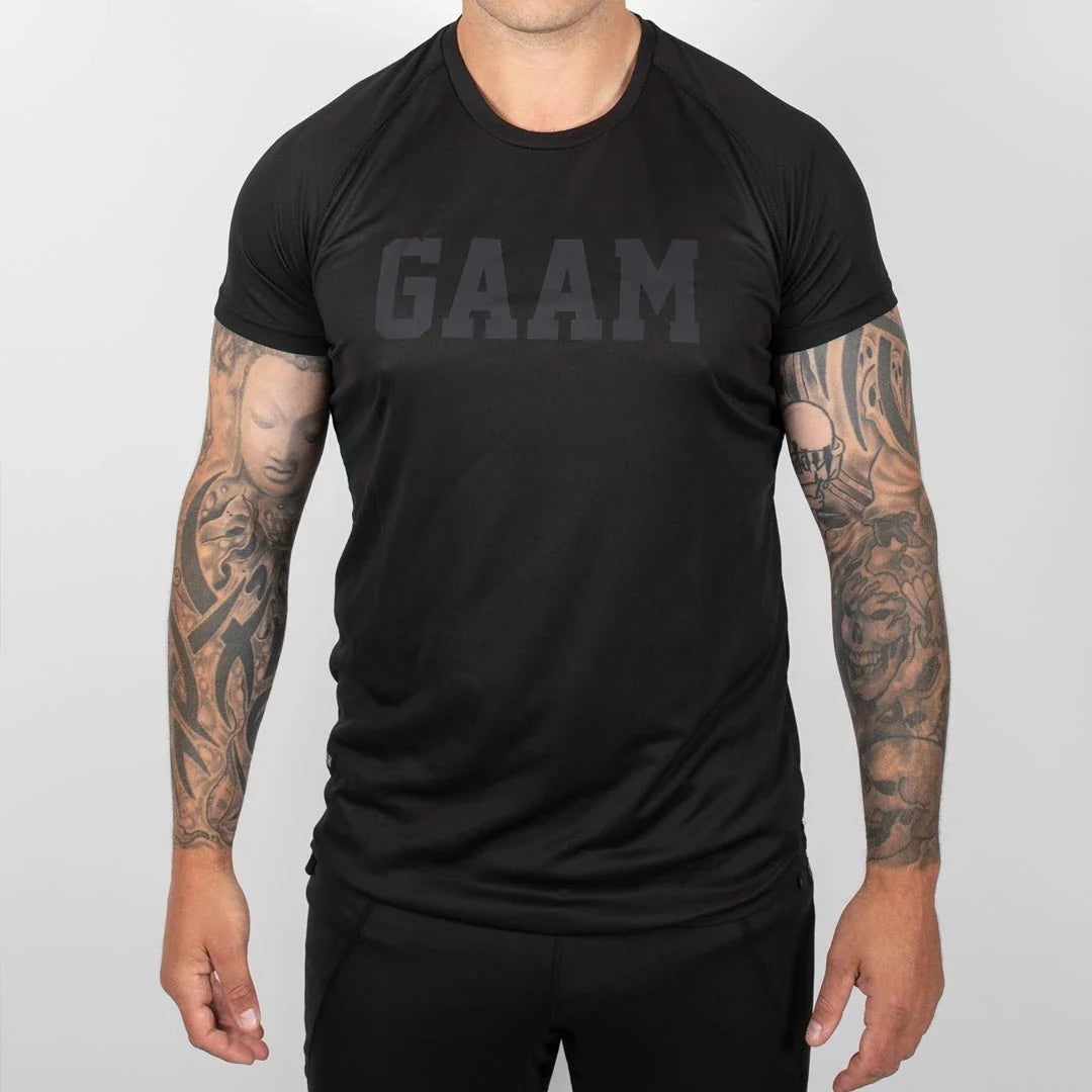 GAAM Pro Tech Logo Tee Black, en svart tränings-t-shirt i funktionsmaterial med stort GAAM-tryck på bröstet.
