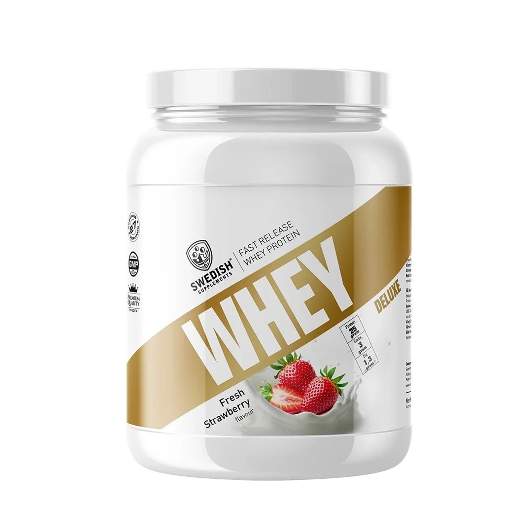 Swedish Supplements Whey Protein Deluxe 900 g proteinpulver i en vit burk med gulddetaljer och smaken Fresh Strawberry., bild 1 av 4