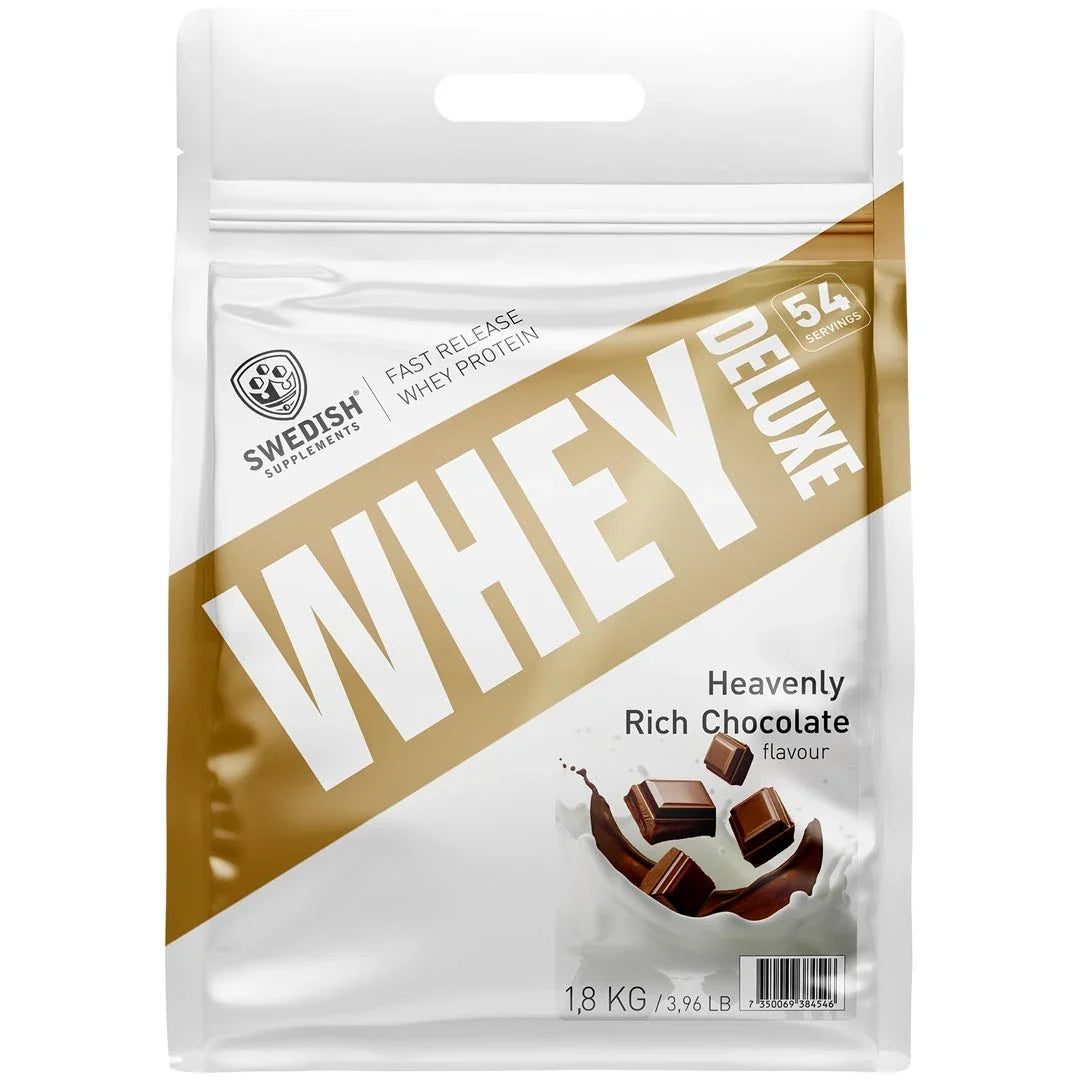 Swedish Supplements Whey Protein Deluxe 1,8 kg vassleprotein i en vit påse med gulddetaljer och smaken Heavenly Rich Chocolate.