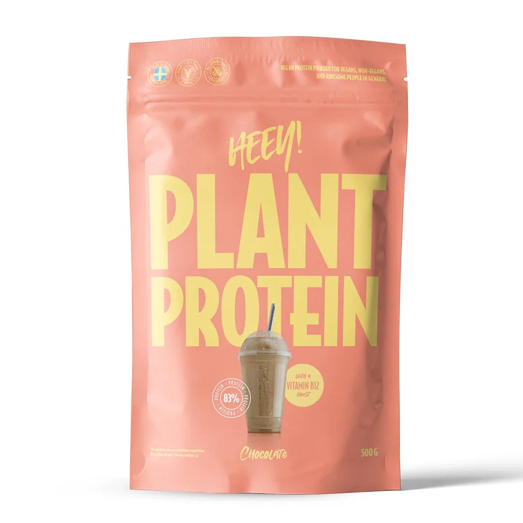 Heey! Veganskt Protein 500 g i en ljusrosa påse med gula detaljer för smaken Choklad., bild 1 av 9