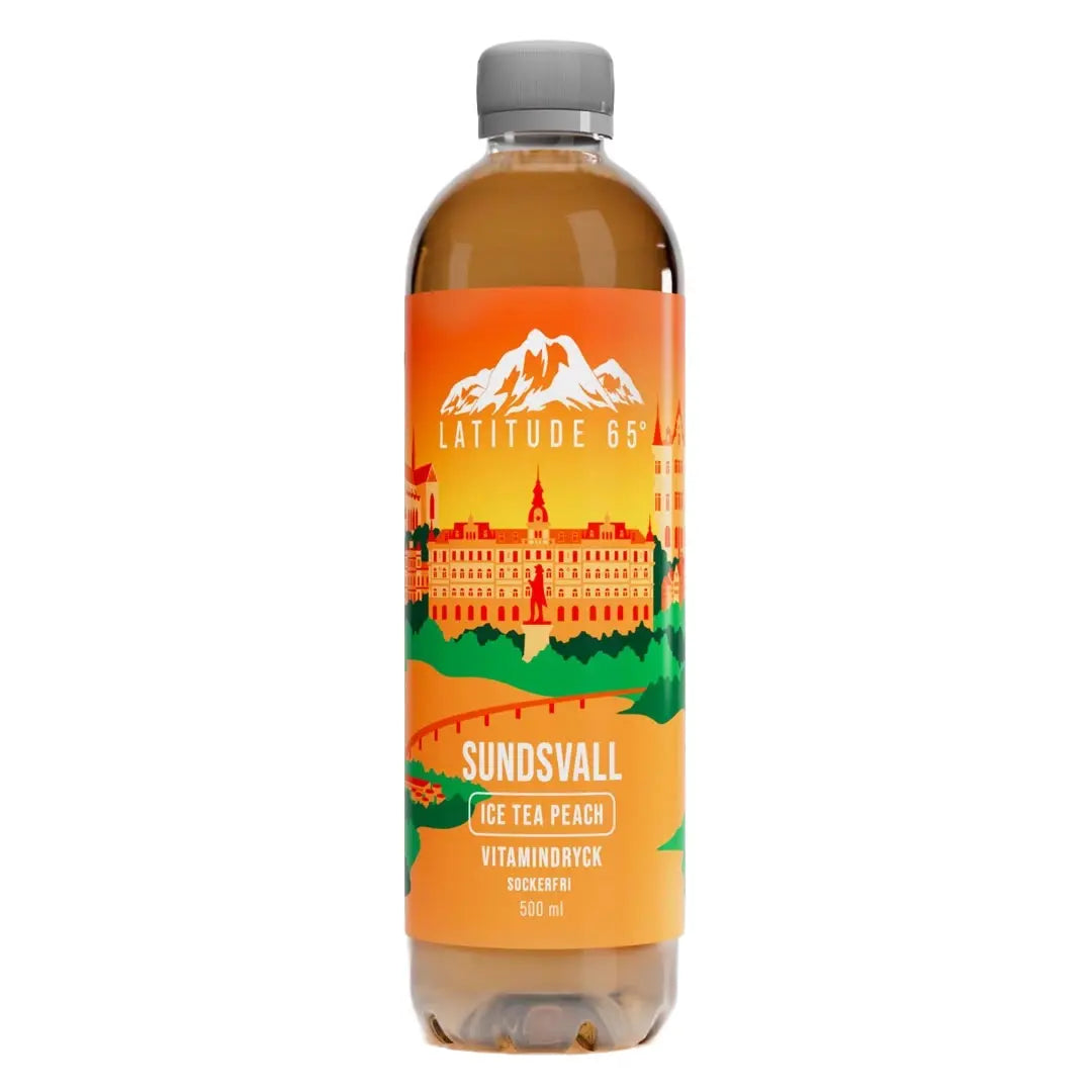 Latitude 65 Vitamindryck 500 ml i en genomskinlig flaska med färgglad etikett för smaken Sundsvall Ice Tea Peach., bild 1 av 2