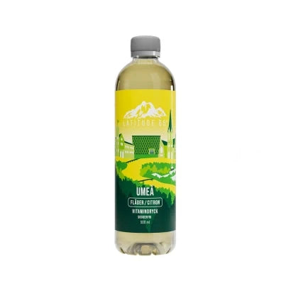 Latitude 65 Vitamindryck 500 ml i en genomskinlig flaska med gulgrön etikett för smaken Umeå Fläder Citron., bild 2 av 2