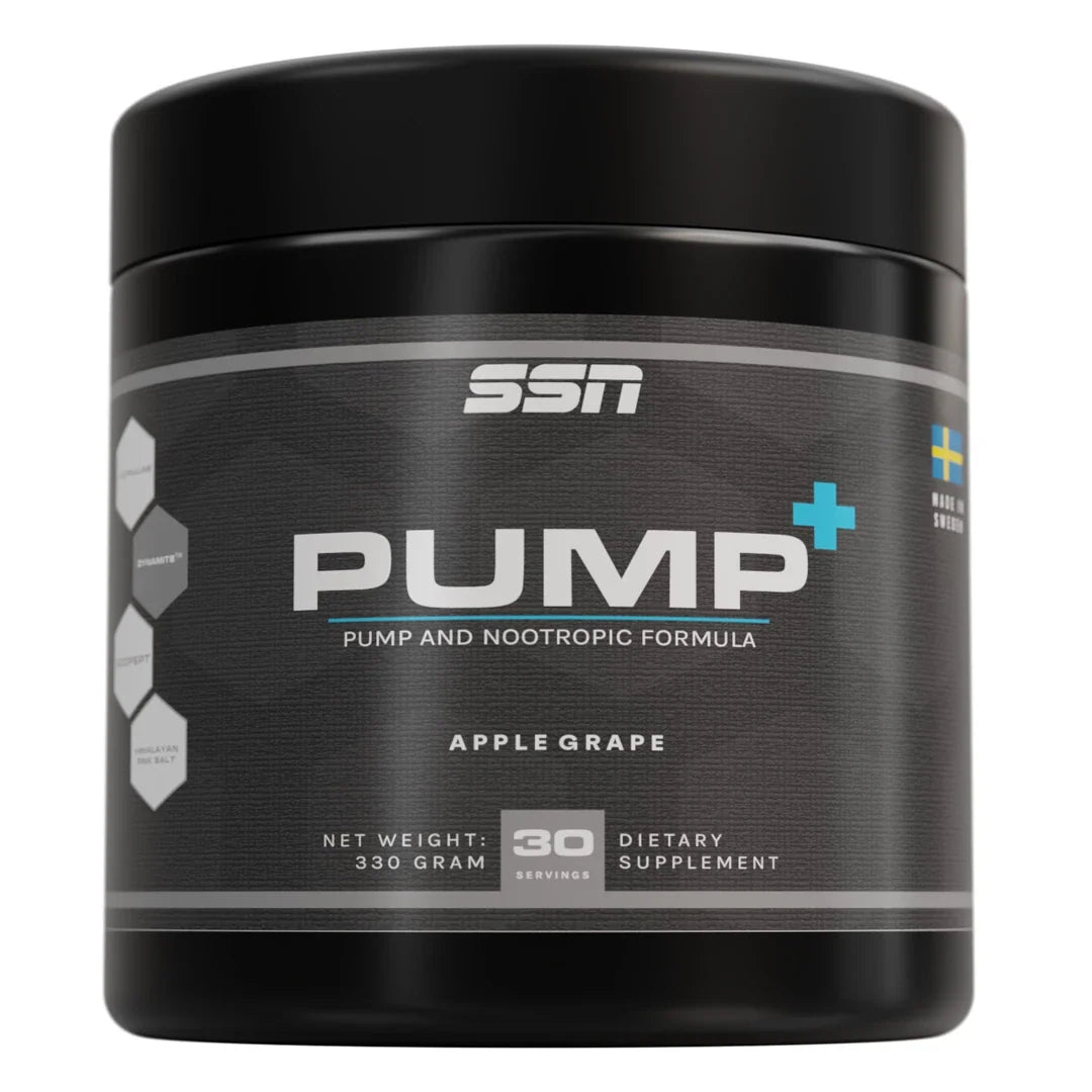 SSN PUMP+ 330 g PWO-pulver i en svart burk med grå etikett och ljusblå detaljer för smaken Apple Grape., bild 1 av 1