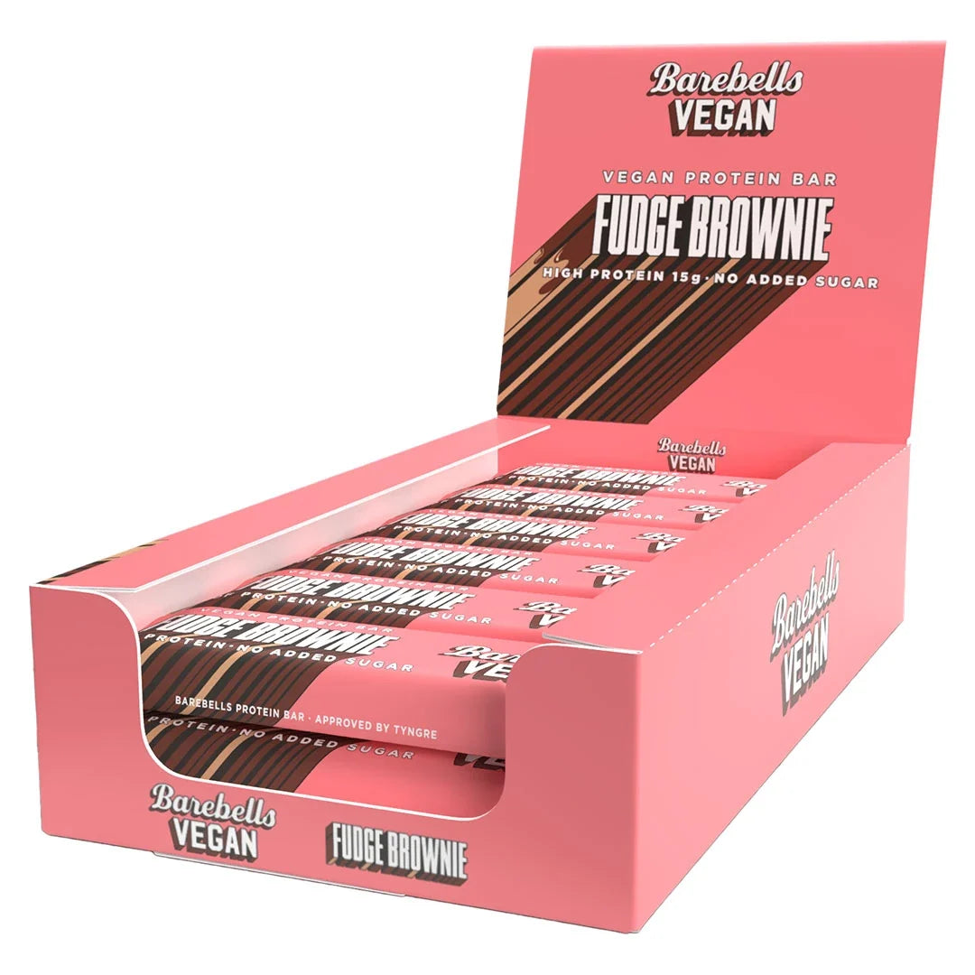 12 x Barebells Vegan Protein Bar 55 g Fudge Brownie i en rosa displaylåda fylld med proteinbars.