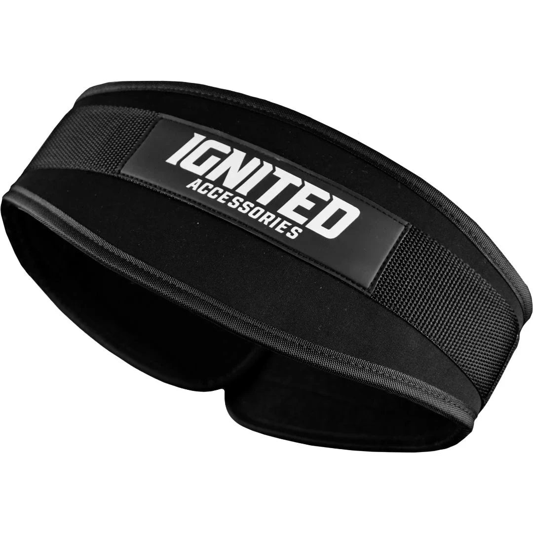 Ignited Basic Lifting Belt Black, ett svart träningsbälte i nylon med en vit logotyp på ryggpartiet för tunga lyft.