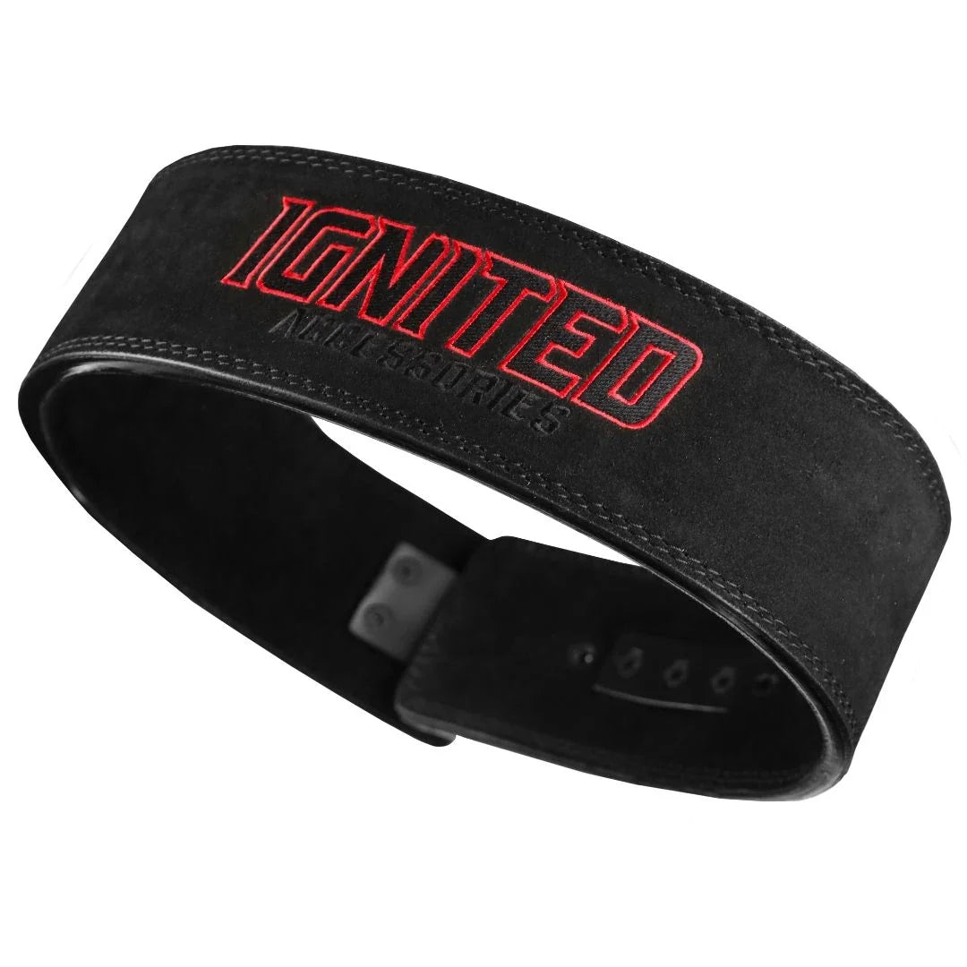 Svart träningsbälte Ignited Adjustable Lever Belt Black i läder med röd logotyp och justerbart spänne för styrkelyft., bild 2 av 5