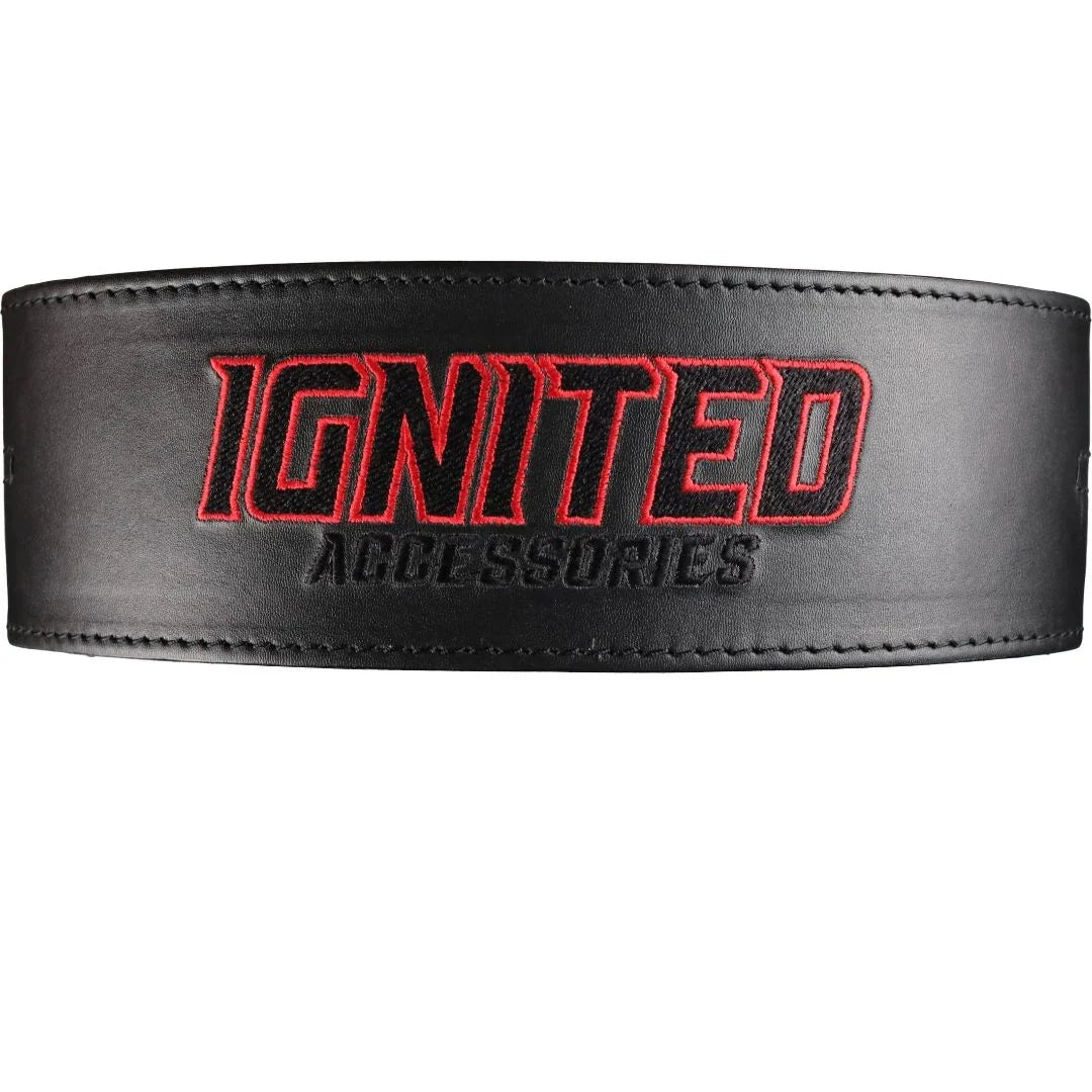 Ignited Padded Premium Lifting Belt Black, ett svart träningsbälte i läder med röd och svart broderad logga., bild 1 av 5