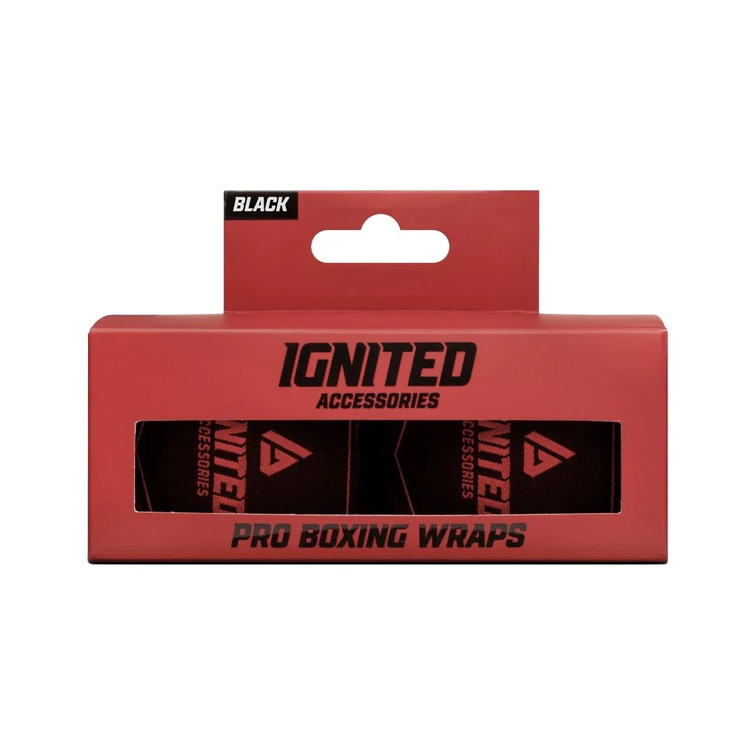 Ignited Boxing Hand Wraps Black 2.5 i en röd förpackning som visar de svarta handlindorna inuti.