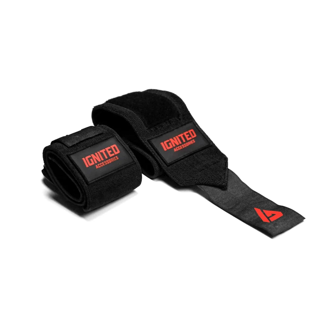 Ignited Pro Wrist Wraps Black 18" är svarta handledslindor i robust material med röd logotyp för tunga lyft., bild 1 av 1