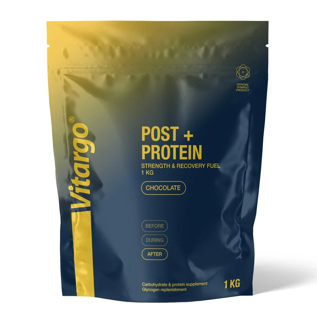 Vitargo Post Protein 1 kg i pulverform, förpackad i en mörkblå påse med gula detaljer och text för smaken Chocolate., bild 2 av 2