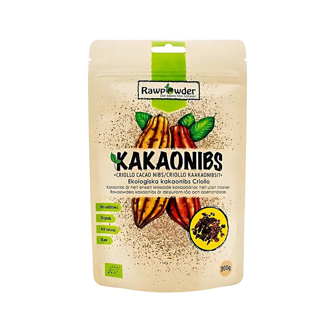 Rawpowder Kakaonibs 150 g i en ljusbrun stående påse med grön färgklick och illustration av kakaofrukter.