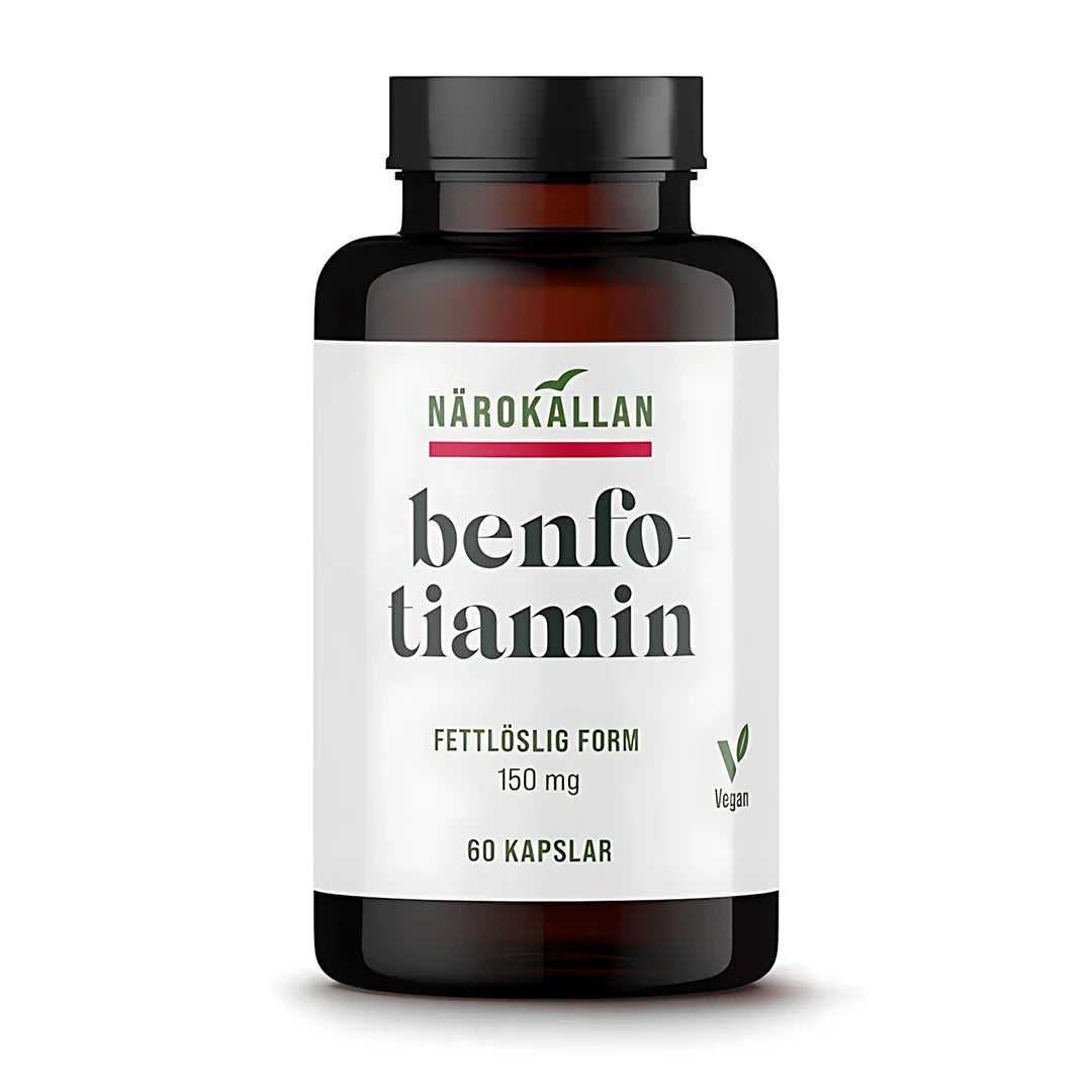 Närokällan Benfotiamin 150 mg 60 caps förpackad i en mörkbrun burk med svart lock och vit etikett., bild 1 av 1