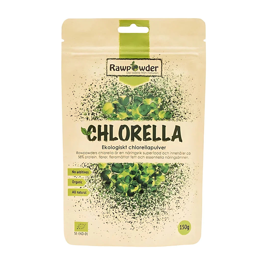 Rawpowder Chlorella pulver 150 g i en beige påse med gröna detaljer och illustrationer av chlorella., bild 1 av 1