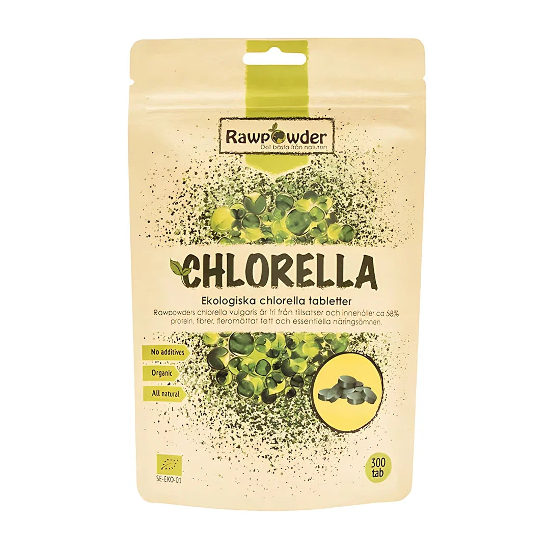 Rawpowder Chlorella 300 tabs i en beige återförslutningsbar påse med gröna grafiska detaljer av tabletter och pulver., bild 1 av 1