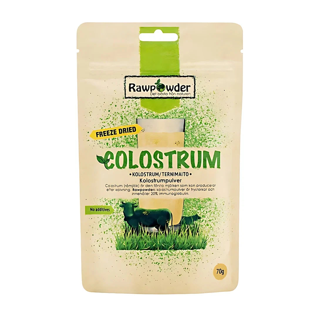 Rawpowder Colostrum 70 g i en beige återförslutningsbar påse med gröna detaljer och bild av en ko.