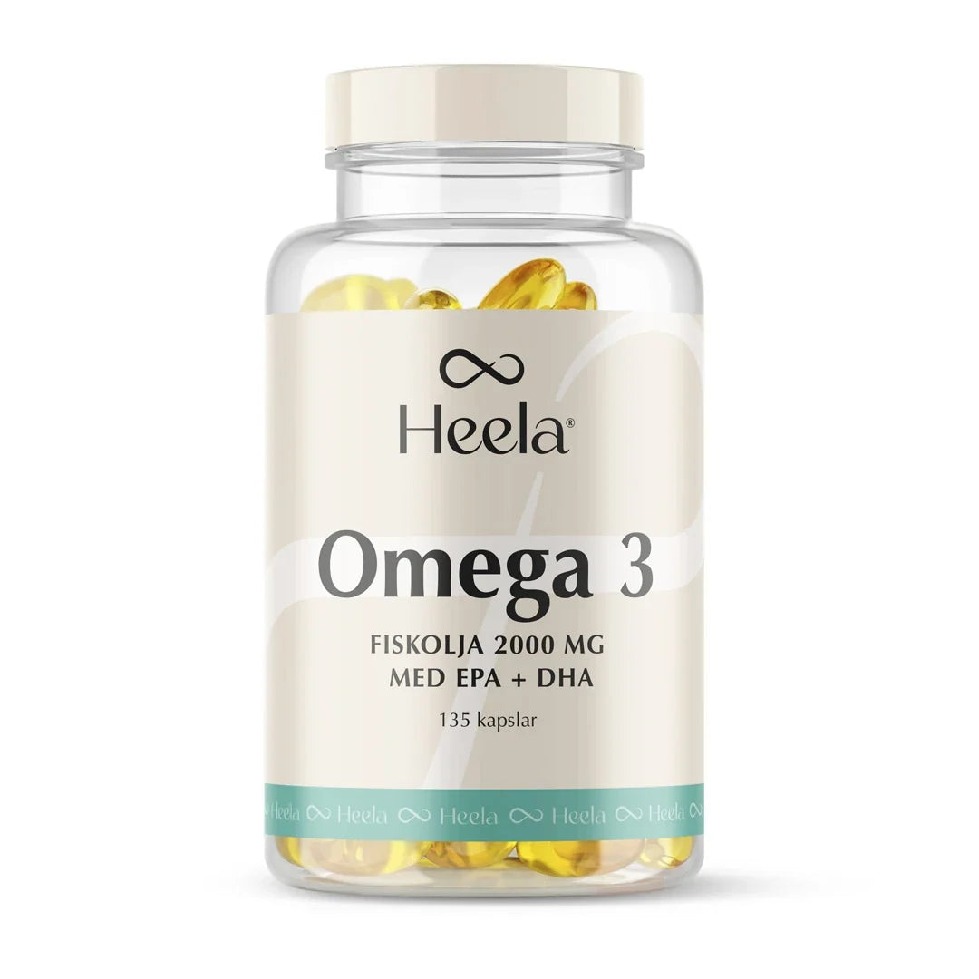 Heela Omega 3 - 135 caps fiskolja i en genomskinlig burk med vit och ljusblå etikett samt gula gelékapslar synliga inuti.