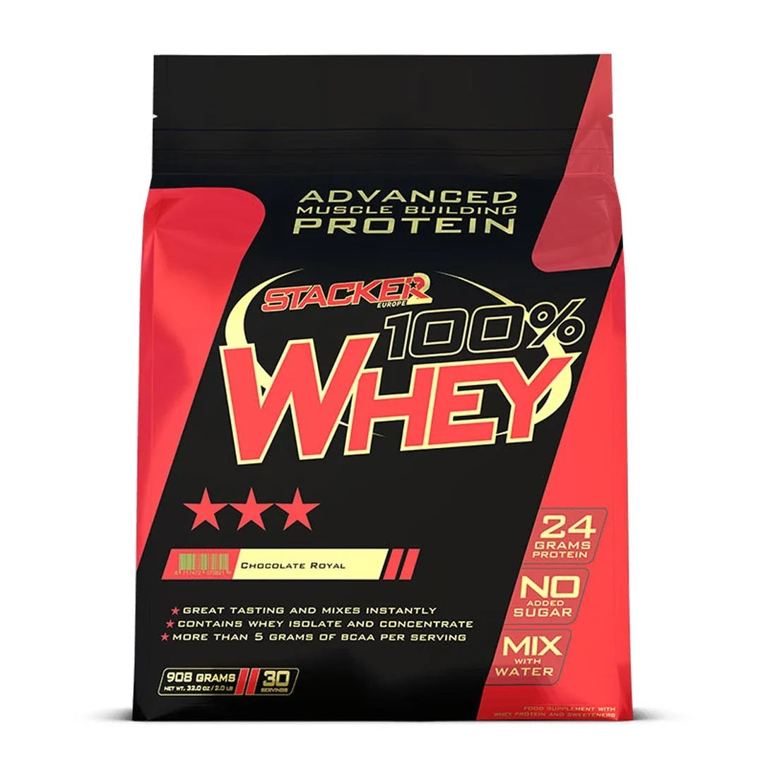 Stacker2 100% Whey 908 g proteinpulver i en röd och svart påse med smaken Chocolate Royal.