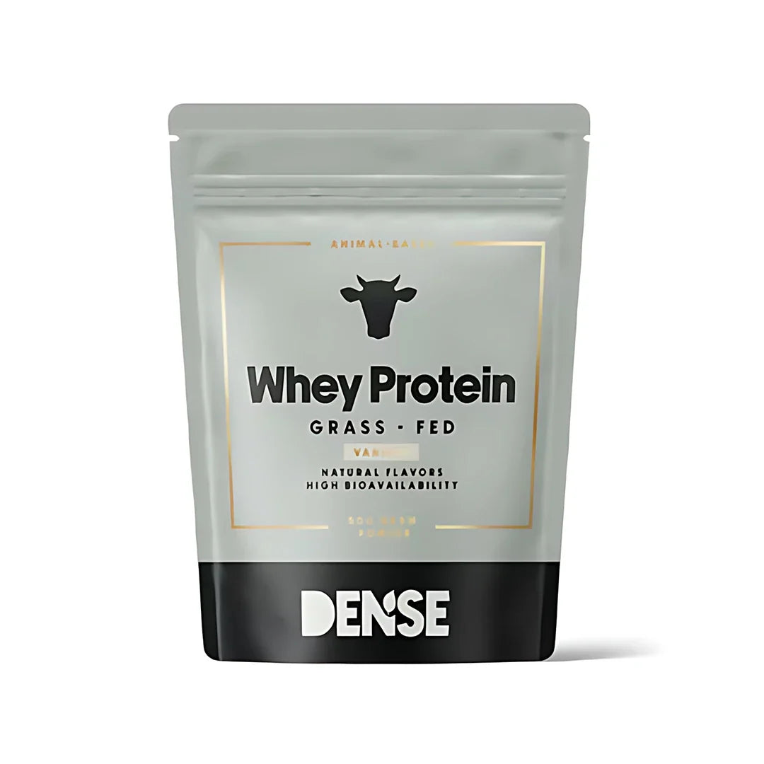 Dense Vassleprotein 500 g i en grå och svart påse med guldiga detaljer för smaken vanilj.