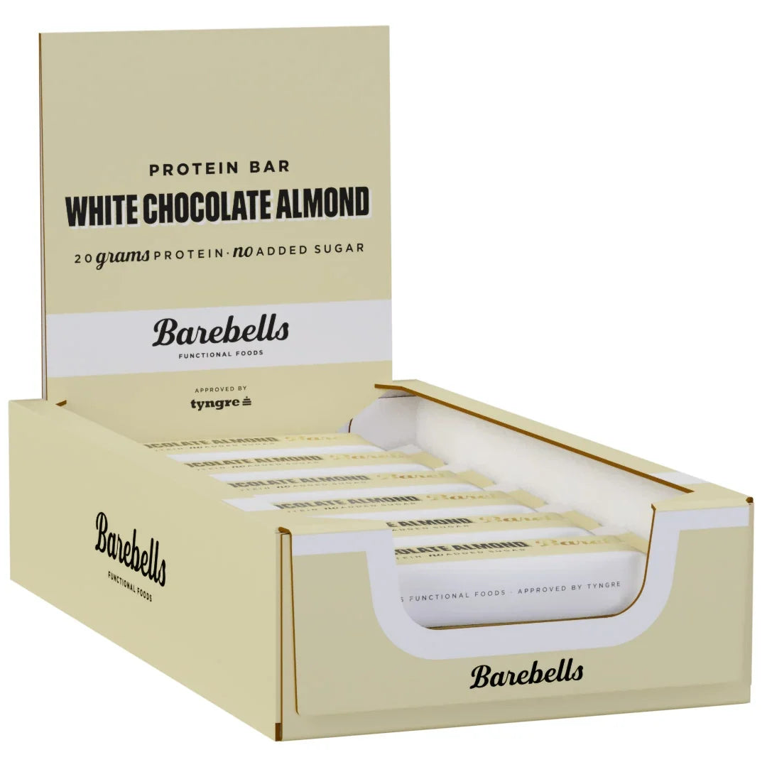 12 x Barebells Protein Bar 55 g White Chocolate Almond i en beige displaykartong med vita detaljer och svarta texter., bild 1 av 1