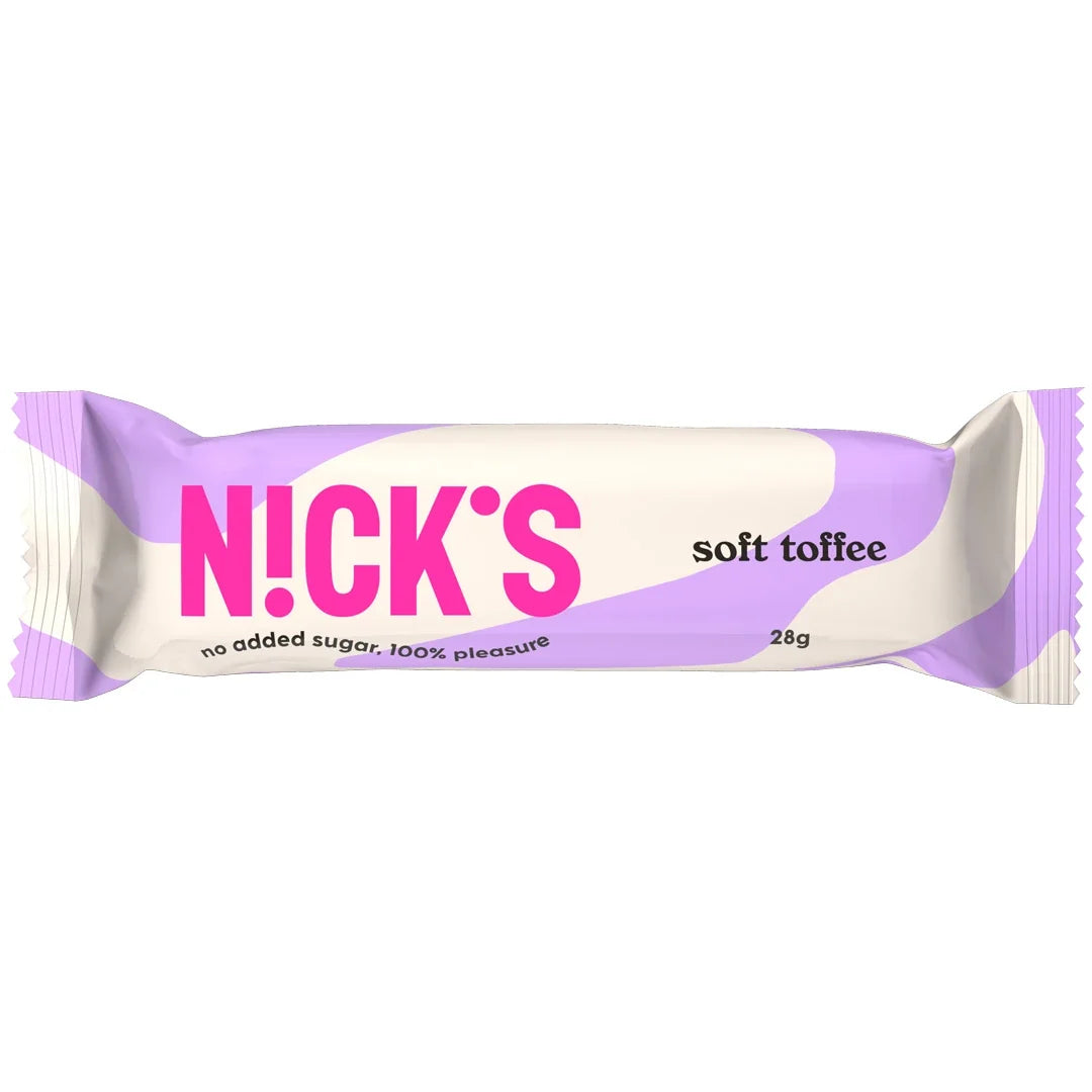 Nicks Soft Toffee 28 g chokladbar utan tillsatt socker i en vit och lila förpackning med rosa logotyp., bild 1 av 1