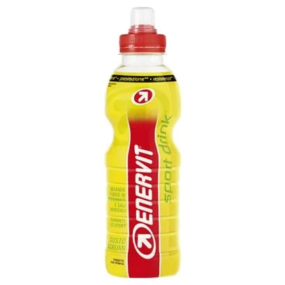 Enervit Sport Drink 500 ml är en färdigblandad sportdryck i en plastflaska med röd sportkork och gul vätska inuti.