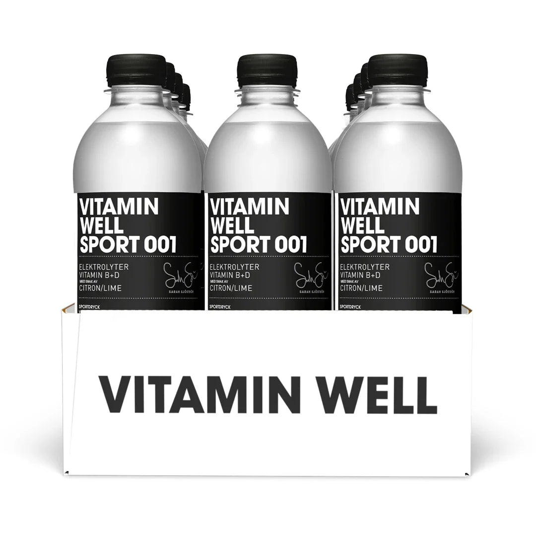 12 x Vitamin Well Sport 500 ml 001 - Lemon Lime i ett vitt flak med genomskinliga plastflaskor och svarta etiketter., bild 1 av 1