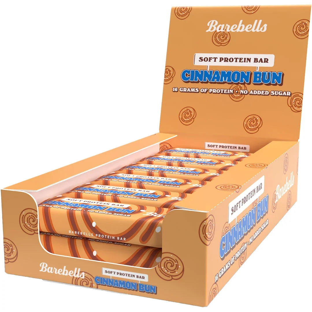 12 x Barebells Soft Bar 55 g Cinnamon Bun i en orangebrun displaybox med kanelbullemönster och blå detaljer., bild 1 av 1