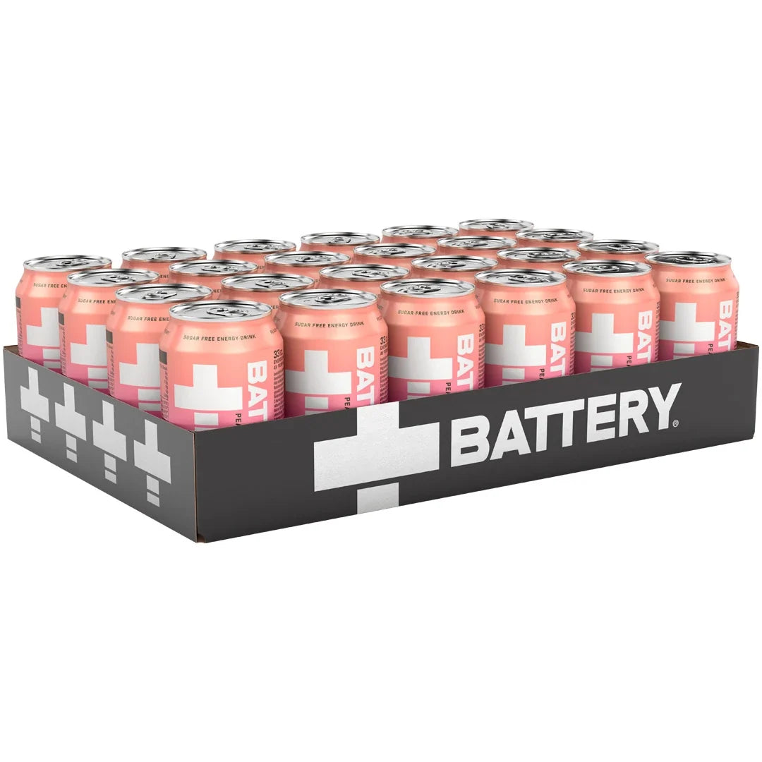 24 x Battery Energy Drink 330 ml Peach Raspberry i ett svart flak med matchande rosa burkar och vita detaljer.