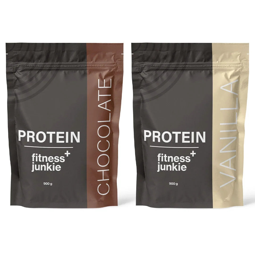 2 x fitnessjunkie Protein 900 g Vassleprotein i två mörka påsar för smakerna Chocolate och Vanilla.