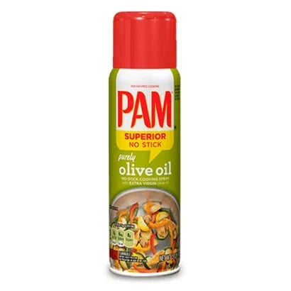 Pam Cooking Spray Olive Oil 141 g sprayolja i en vit och grön sprayflaska med rött lock.