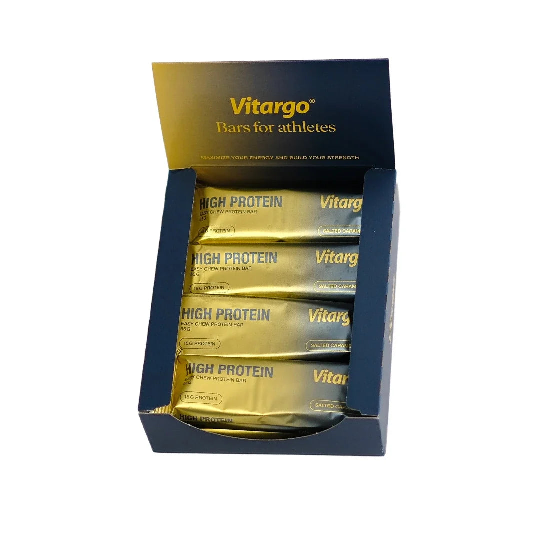 12 x Vitargo High Protein Bar 55 g i en mörkblå låda med guldiga proteinbars i smaken Salted Caramel.