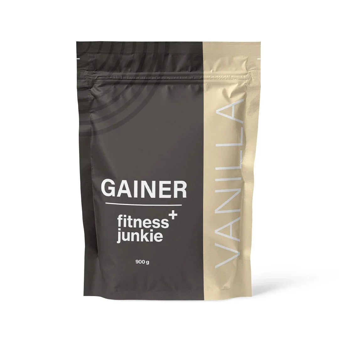 fitnessjunkie Gainer 900 g i en svart och beige påse för smaken Vanilla.