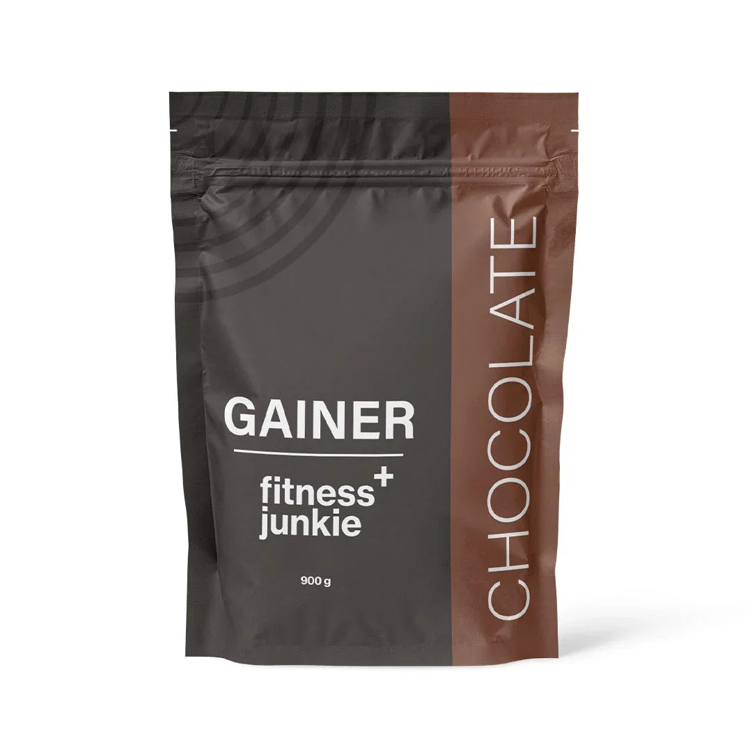 fitnessjunkie Gainer 900 g i en mörkgrå och brun påse för smaken Chocolate.
