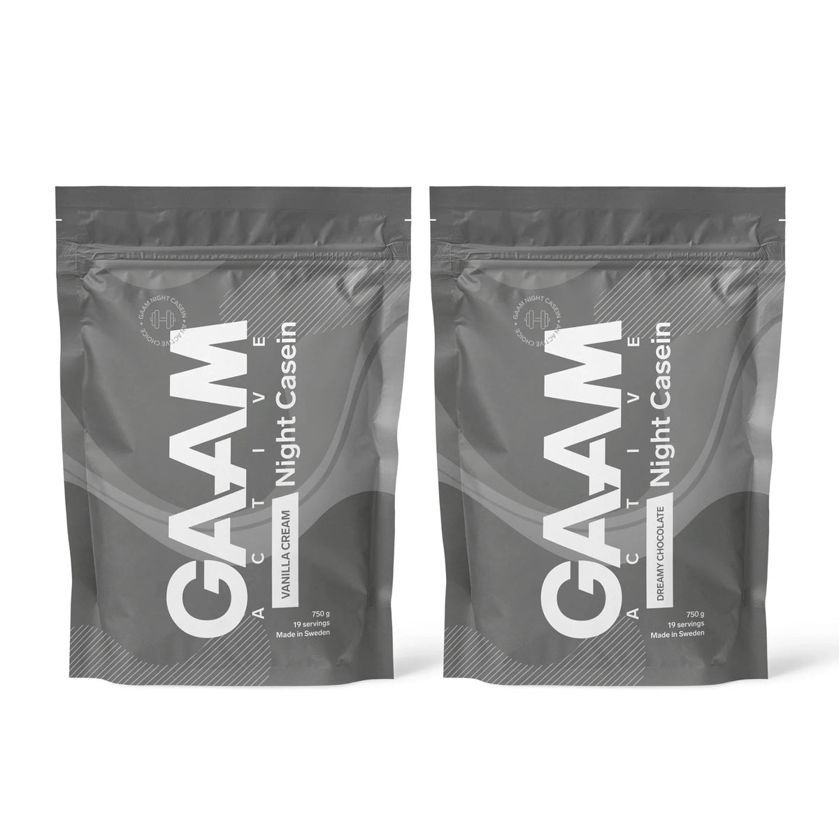 2 x GAAM Active Night Casein 750 g i två mörkgrå påsar omgivna av färska jordgubbar och vaniljglass.