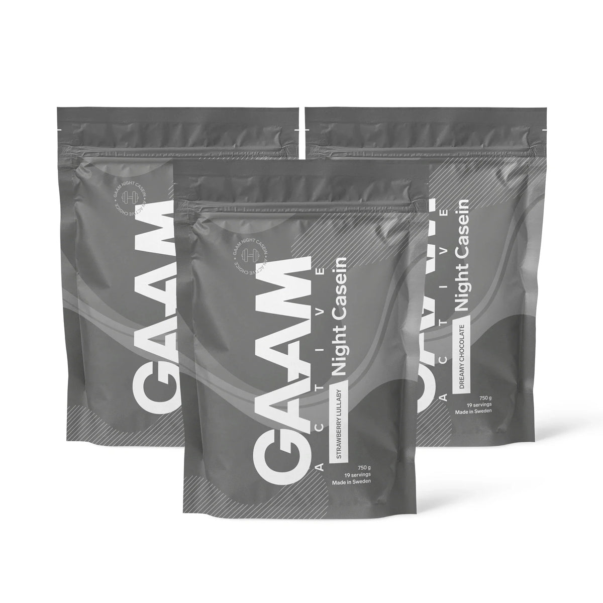 3 x GAAM Active Night Casein 750 g i tre mörkgrå påsar omgivna av färska jordgubbar, choklad och vanilj.