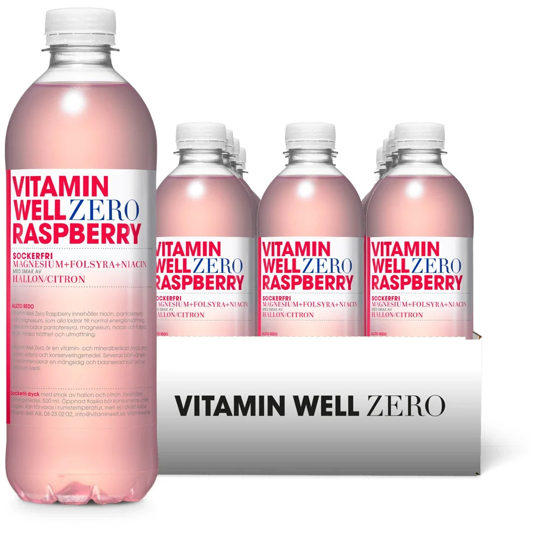 12 x Vitamin Well Zero 500 ml Raspberry i ett vitt flak med transparenta flaskor fyllda med rosa dryck.
