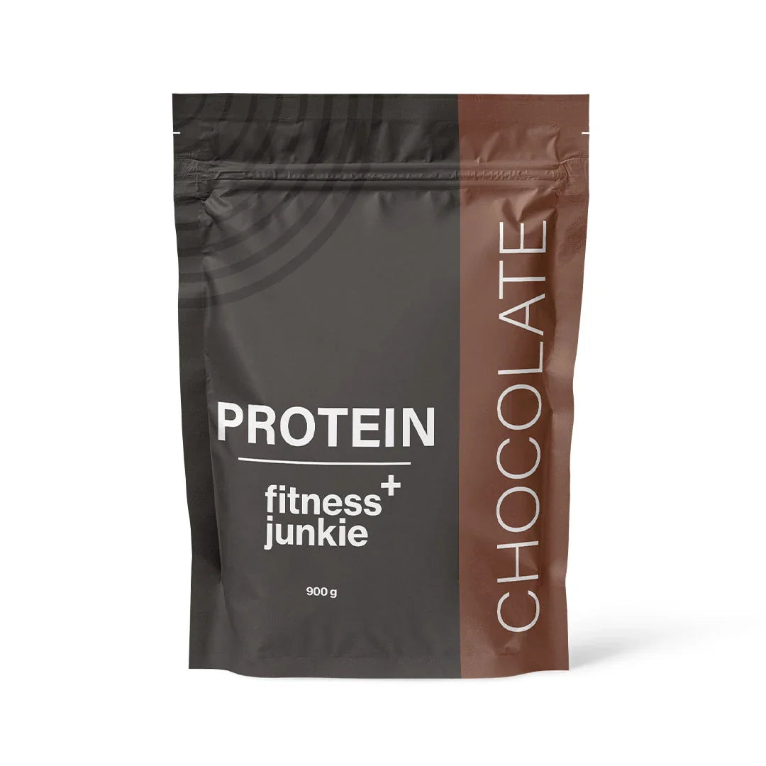 fitnessjunkie Protein 900 g proteinpulver i en mörkgrå och brun påse för smaken Chocolate.