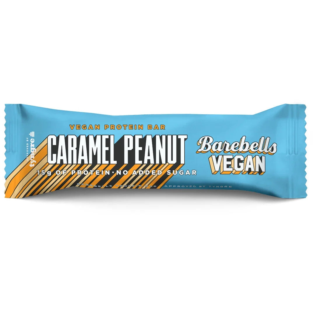 Barebells Vegan Protein Bar 55 g i en ljusblå förpackning med orangea detaljer för smaken Caramel Peanut., bild 1 av 2