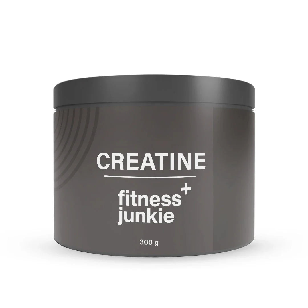 fitnessjunkie Creatine 300 g kreatinpulver förpackat i en mörkgrå burk med svart lock och vit text.