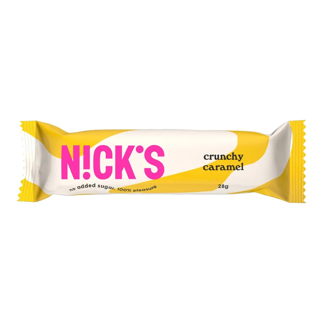 Nicks Crunchy Caramel 28 g chokladbar i ett vitt omslag med gula detaljer och rosa logotyp., bild 1 av 1