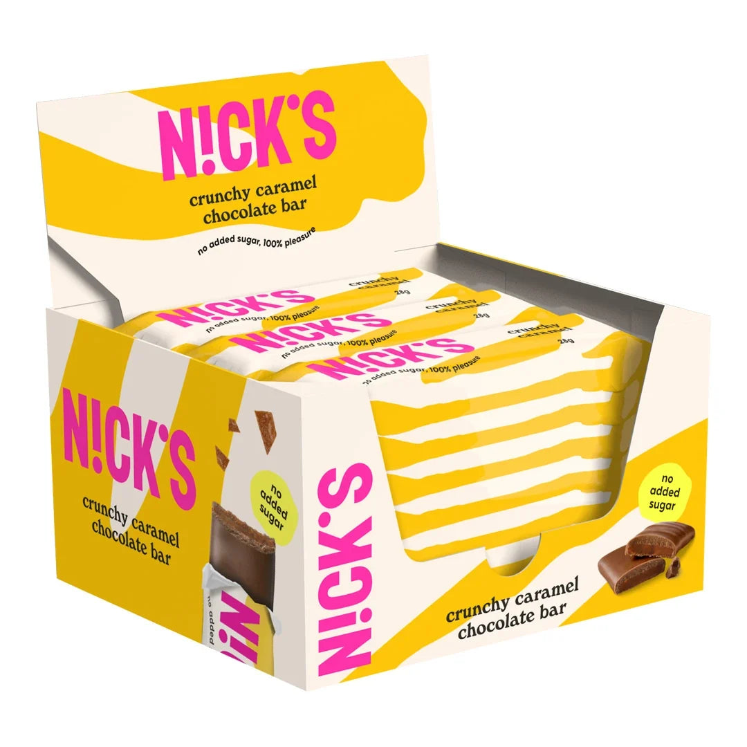 21 x Nicks Crunchy Caramel 28 g i en gul och vit displaylåda fylld med matchande chokladbars.