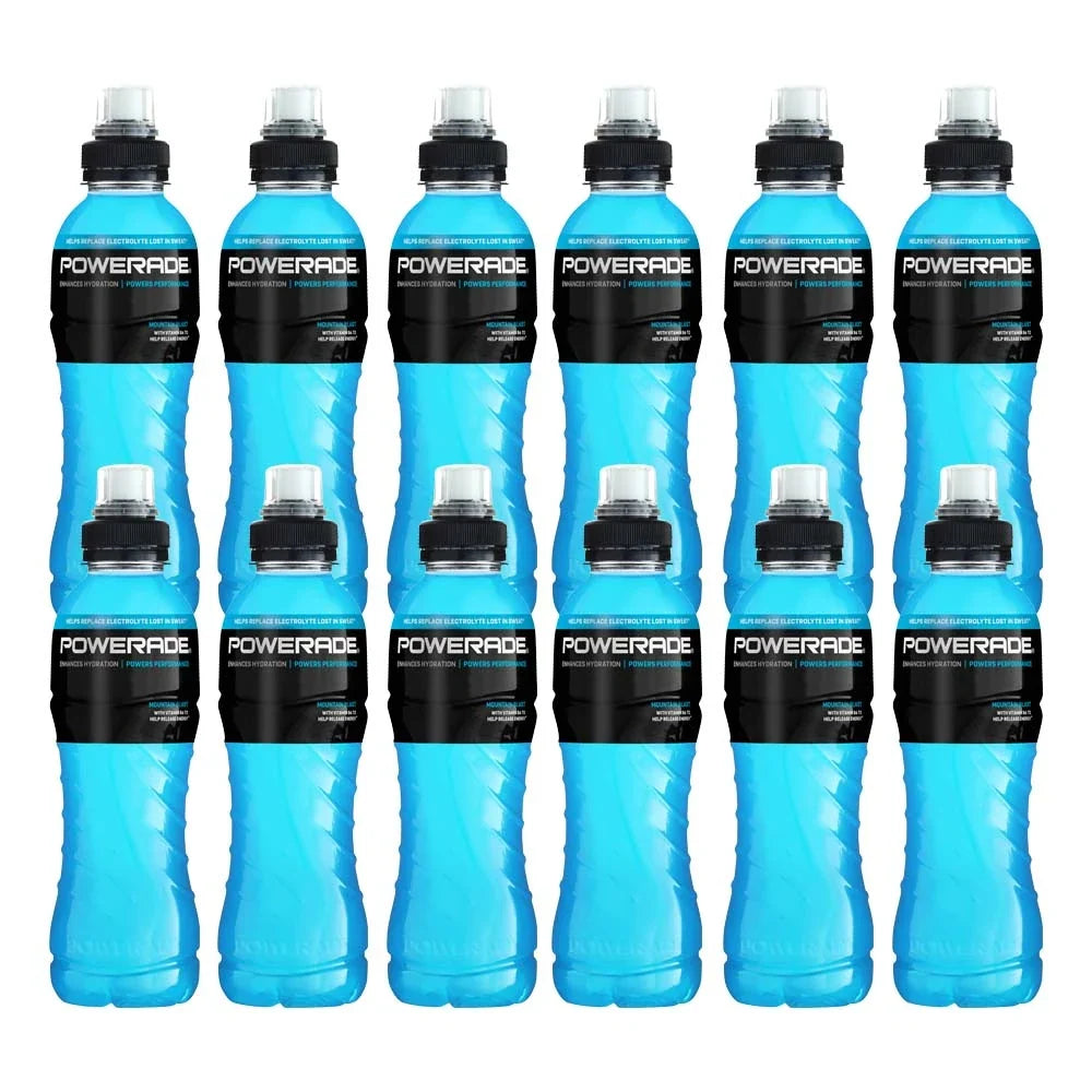 12 x Powerade 500ml Mountain Blast sportdryck i ljusblå flaskor med svart etikett uppställda i två rader.