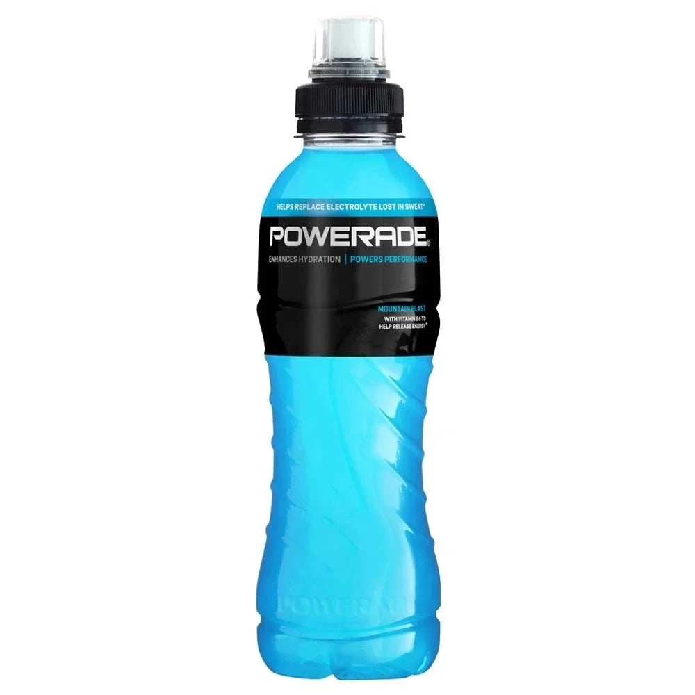 Powerade 500 ml sportdryck i en transparent plastflaska med svart etikett och blå vätska för smaken Mountain Blast., bild 3 av 3