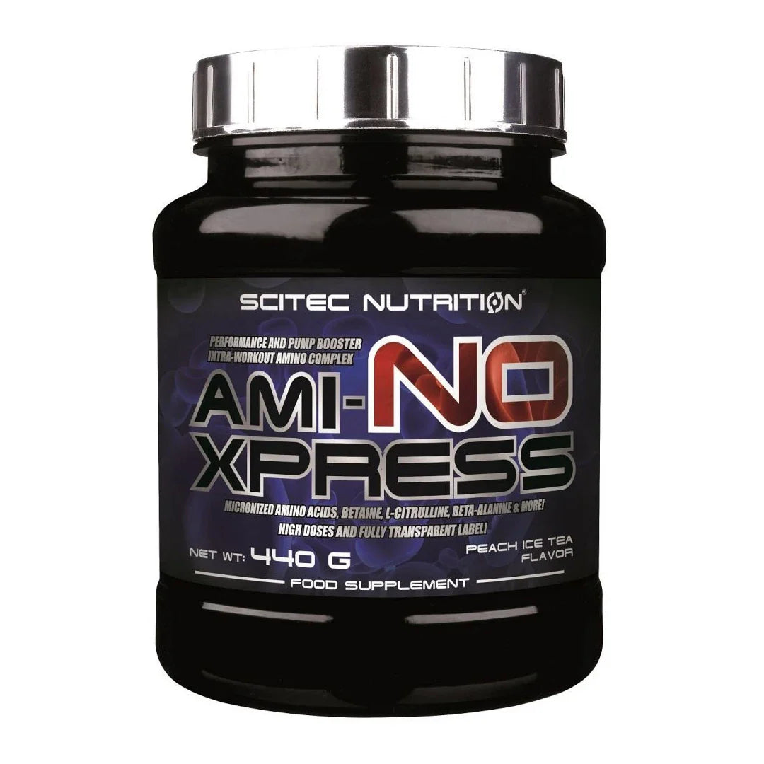 Scitec Nutrition Ami-NO Xpress 440 g, ett aminosyrakomplex i en svart burk med silverlock och smaken Peach Ice Tea.