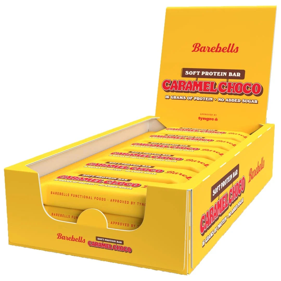 12 x Barebells Protein Bar 55 g Caramel Choco i en öppen gul displaylåda med röda detaljer., bild 1 av 1